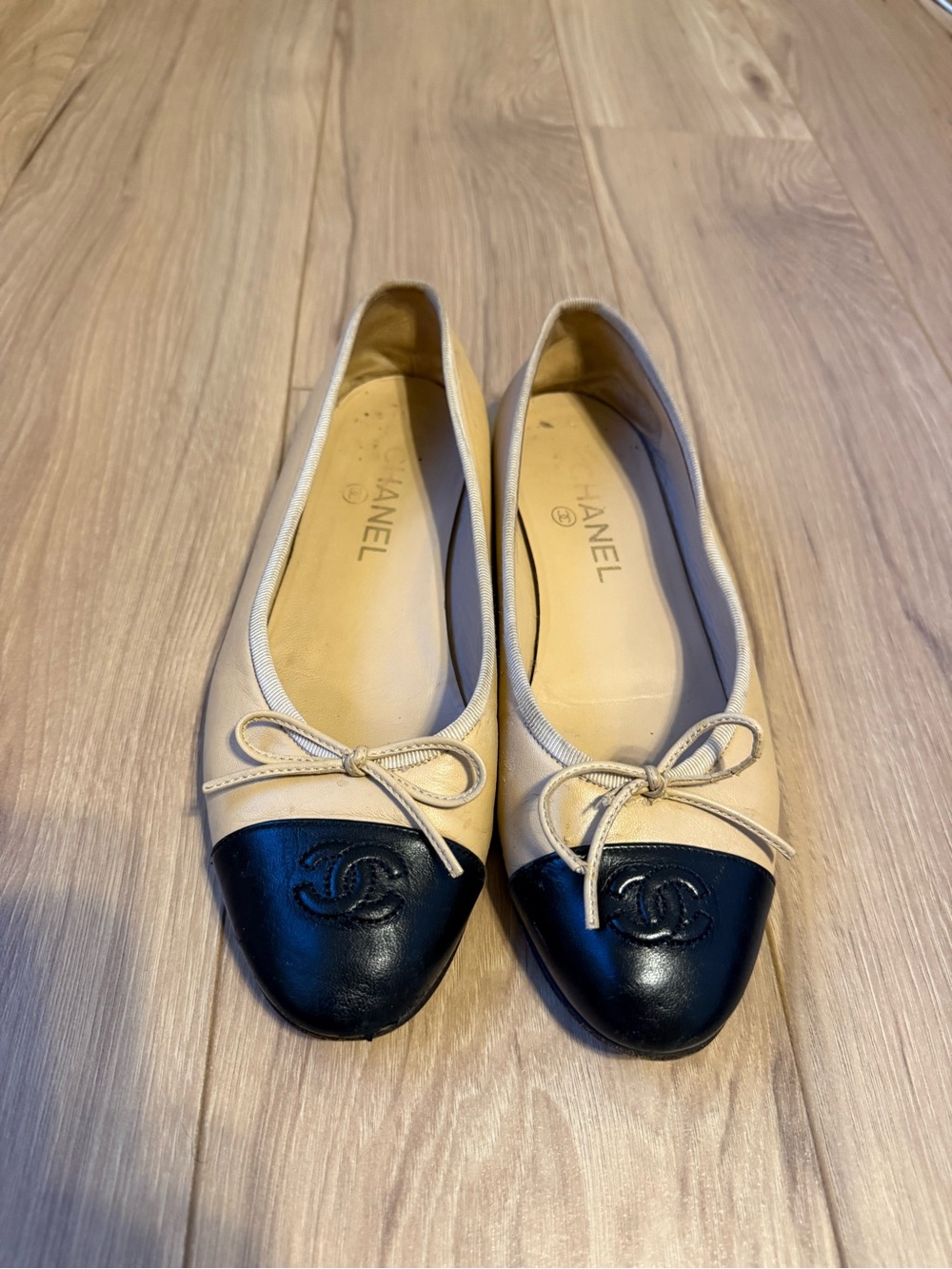 CHANEL Beige and Black Leather Two-Tone Ballet Flats with CC Logo